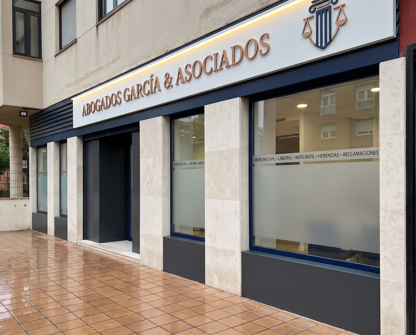 Fachada comercial con revestimiento parcial