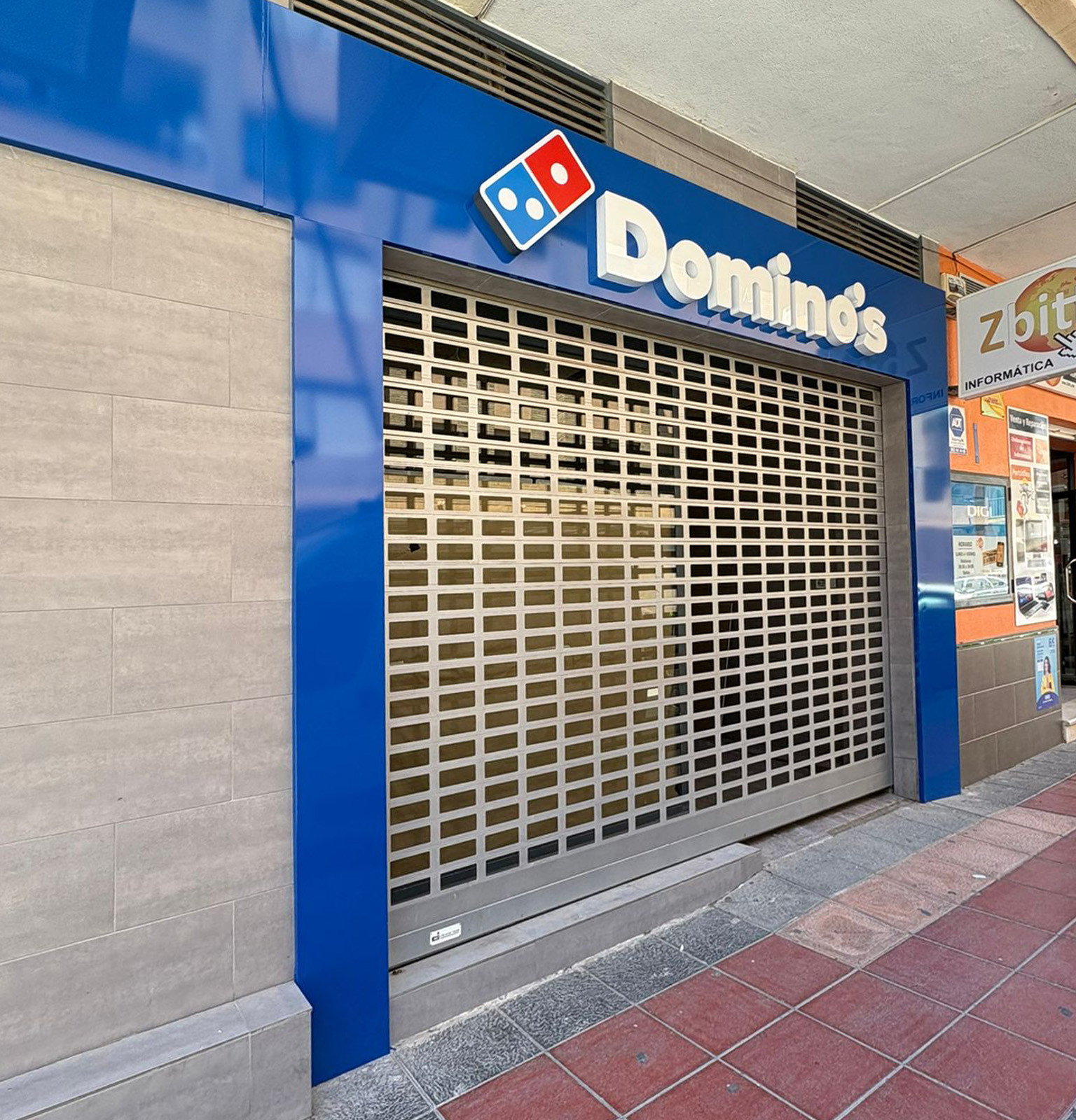 Fachada comercial integral revestida con panel composite
