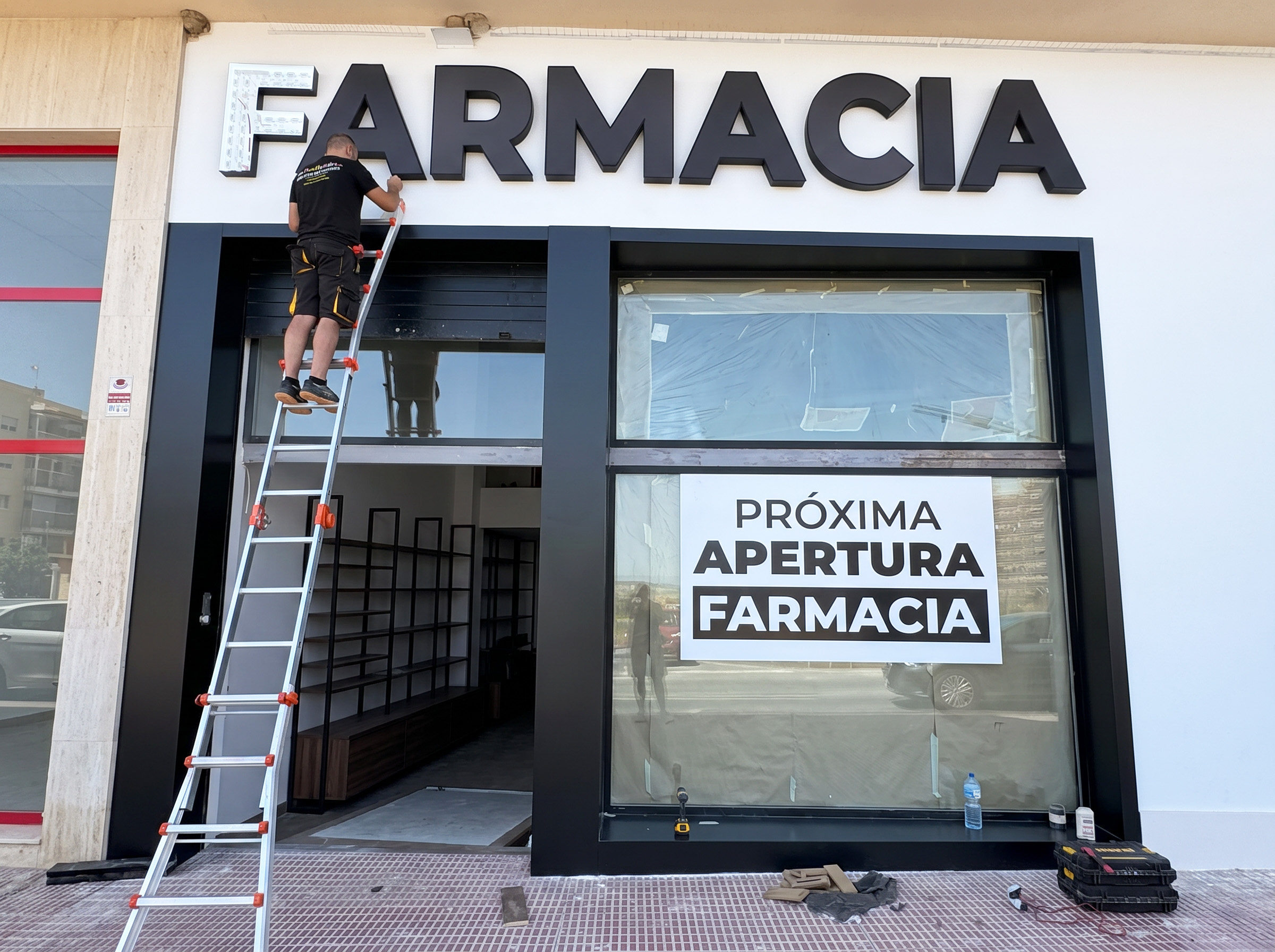 Fachada comercial con revestimiento parcial