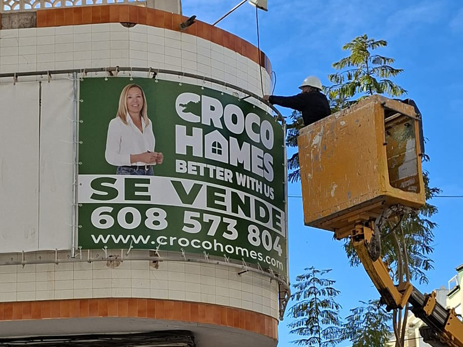 Lona publicitaria de gran formato instalada en una fachada