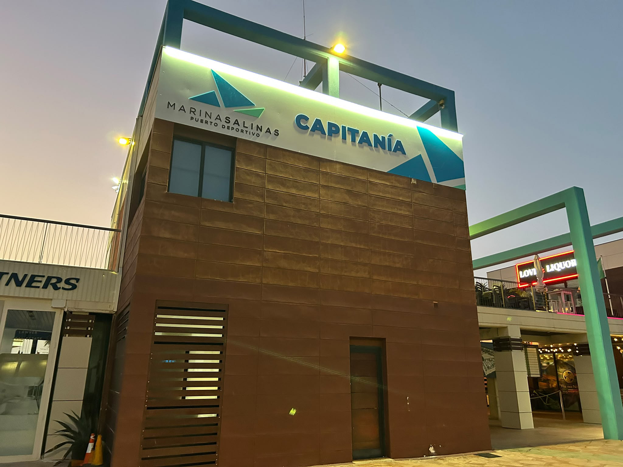 Detalle del acabado de un rótulo comercial
